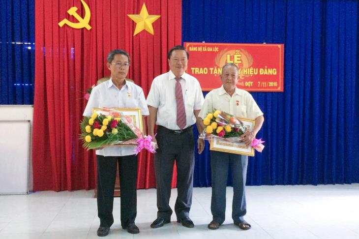 Trảng Bàng Trao tặng huy hiệu 55, 50, 40 và 30 năm tuổi đảng cho 8 đảng viên