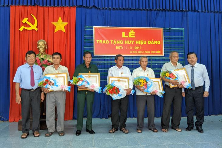 Trảng Bàng trao tặng huy hiệu Đảng cho đảng viên lão thành phường An Tịnh