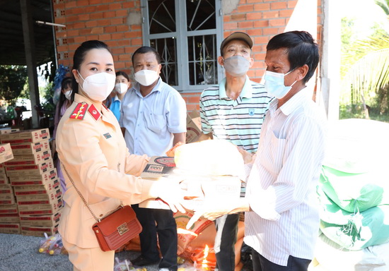 Tặng 200 phần quà cho gia đình khó khăn trên địa bàn thị xã Trảng Bàng.