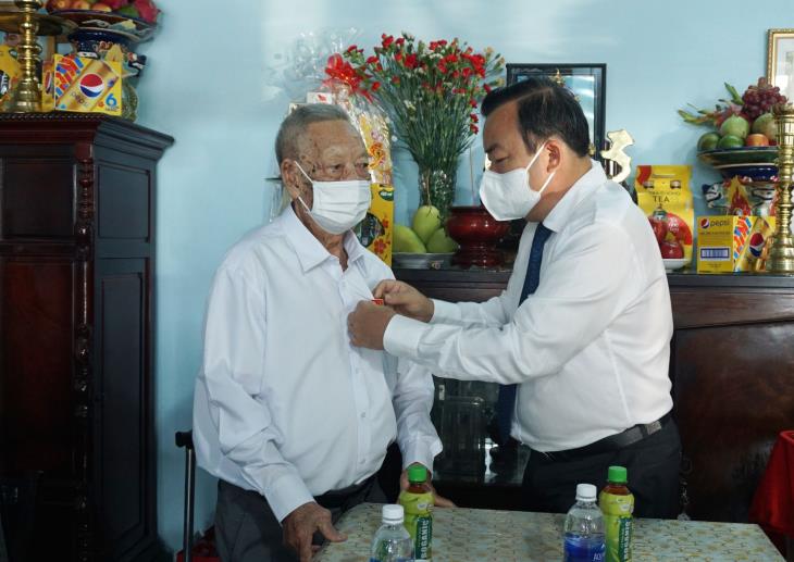 Phó Bí thư Thường trực Tỉnh uỷ: Trao Huy hiệu 75, 60 năm tuổi Đảng cho đảng viên lão thành tại thị xã Trảng Bàng