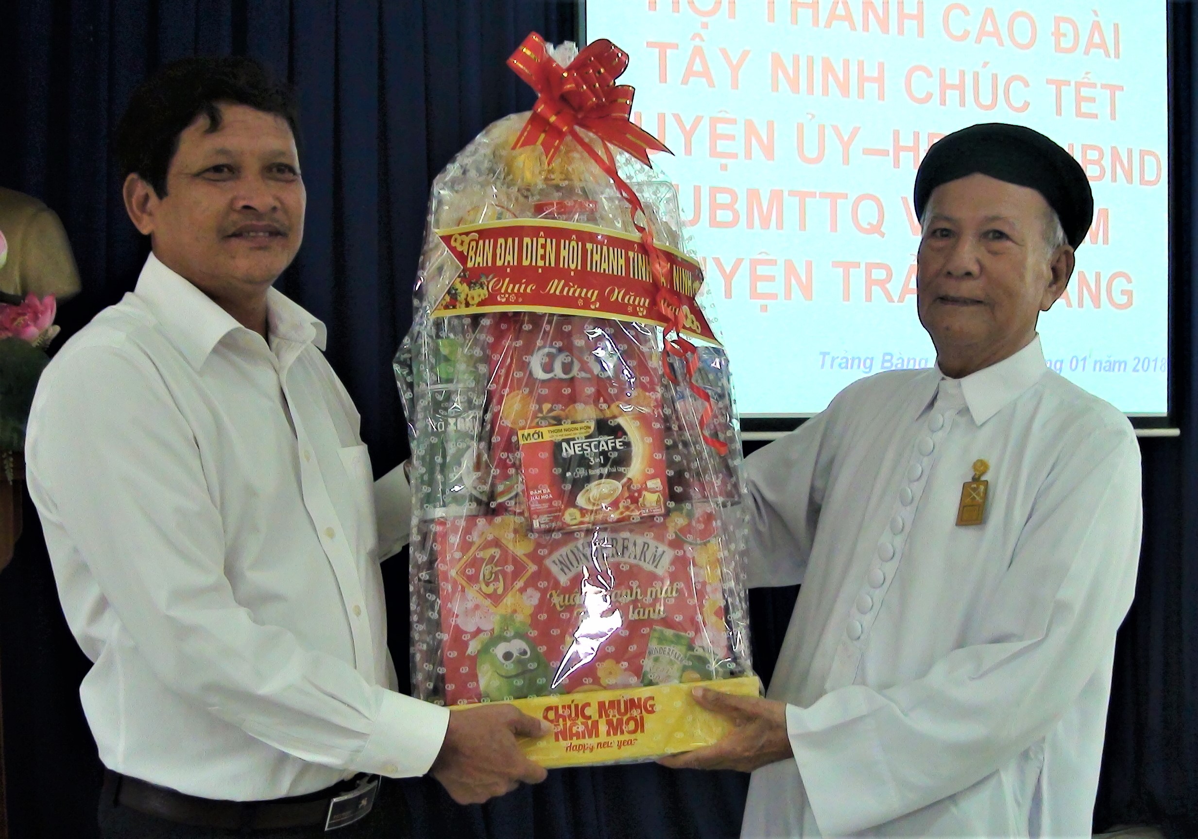 Giáo sư Thái Thọ Thanh (Phải) trao quà chúc mừng năm mới cho Phó Bí thư thường trực HU.JPG