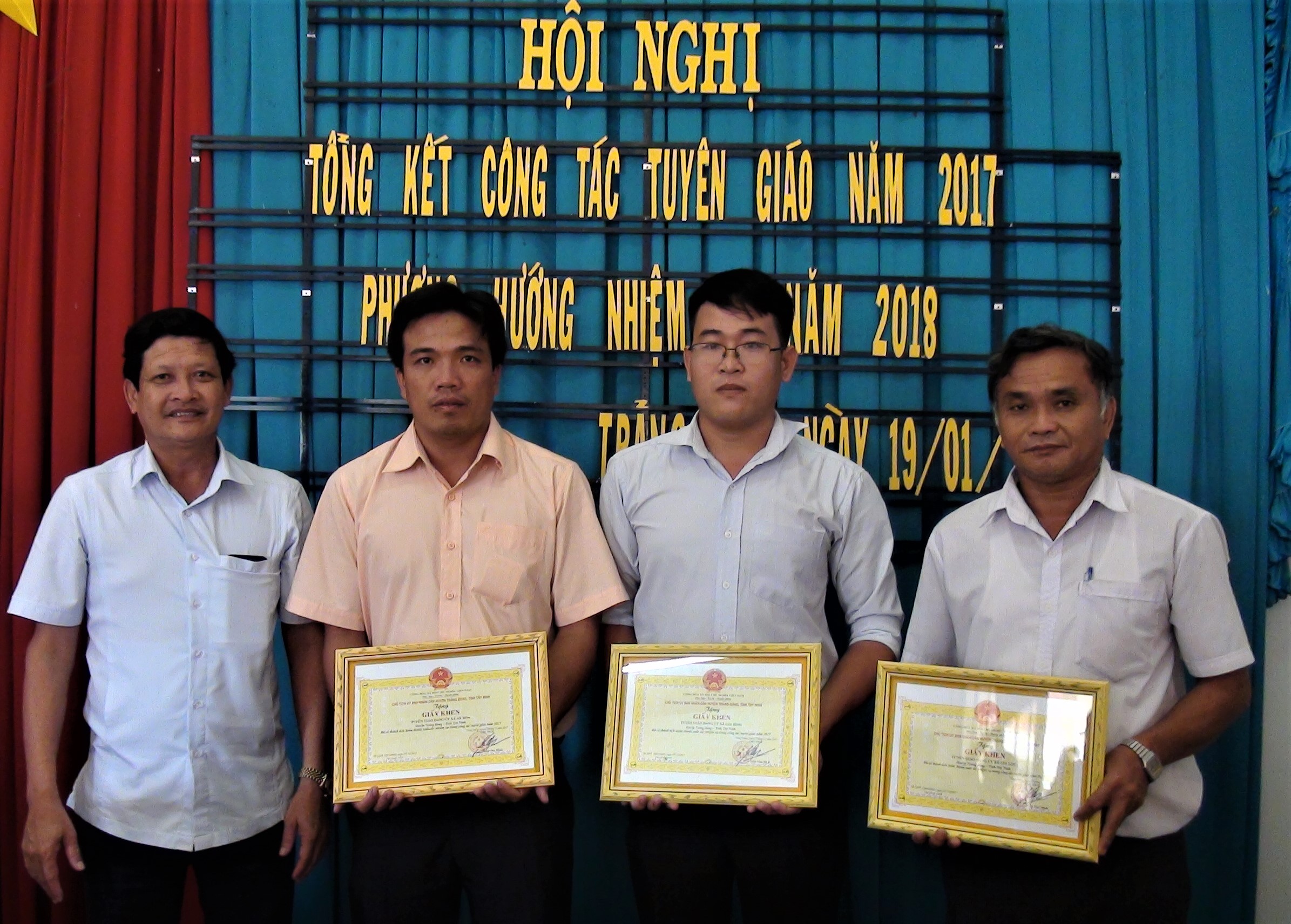 Phó Bí thư thường trực Huyện ủy Trảng Bàng Nguyễn Thành Tiễn (bìa trái) khen thưởng cho các tập thể.JPG