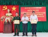 Ông Hà Minh Dảo - Phó Chủ tịch UBND thị xã Trảng Bàng trao giấy khen cho các tập thể có thành tích xuất sắc trong thực hiện Đề án giai đoạn 2021 - 2022.