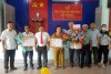 Ông Hà Minh Dảo- Phó Chủ tịch UBND Thị xã (thứ ba từ trái qua) trao Huy hiệu Đảng cho các đảng viên