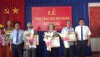 Ông Hồ Văn Hồng- Phó Bí thư Thường trực Thị ủy, Chủ tịch Hội đồng nhân dân thị xã (bên phải) tặng hoa, trao Huy hiệu cho các đảng viên tại phường Trảng Bàng.
