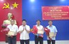 Đồng chí Võ Văn Dũng – Bí thư Thị ủy Trảng Bàng trao Kỷ niệm chương cho các cá nhân.