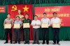 Ông Hà Minh Dảo- Phó Chủ tịch UBND thị xã trao tặng giấy khen cho các tập thể có thành thích xuất sắc năm 2022.