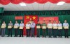 Phó Bí thư Thường trực Thị uỷ Hồ Văn Hồng trao giấy khen cho các tập thể, cá nhân.