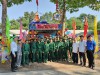 Đại biểu chụp ảnh lưu niệm cùng thanh niên nhập ngũ trước cổng tiểu trại Đặng Thị Nguyên (phường Gia Bình, thị xã Trảng Bàng)