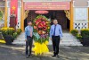 Ông Phạm Hùng Thái- Phó Bí thư Thường trực Tỉnh ủy, Trưởng Đoàn Đại biểu Quốc hội đơn vị tỉnh Tây Ninh trao lẵng hoa chúc mừng.