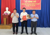 Bí thư Thị uỷ Trảng Bàng Võ Văn Dũng (bìa trái) và ông Hà Minh Dảo- Phó Chủ tịch UBND thị xã trao quyết định và tặng hoa cho ông Trần Minh Tùng.
