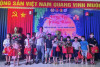 Ông Nguyễn Văn Ngách – Bí thư Đảng ủy phường tặng quà cho các em thiếu nhi phường Trảng Bàng