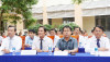 Phó Bí thư Thường trực Tỉnh uỷ Phạm Hùng Thái (bên trái) cùng các đại biểu tham dự lễ khai giảng.