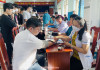 Trạm y tế phường An Tịnh khám sơ tuyển sức khỏe cho thanh niên.