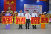 Ông Bùi Tuấn Hải- Phó Giám đốc Sở Giáo dục và Đào tạo tỉnh trao cờ cho 4 tập thể có thành tích xuất sắc dẫn đầu phong trào thi đua