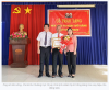 Phó Bí thư Thường trực Thị uỷ Trảng Bàng trao Huy hiệu Đảng tại phường Gia Lộc