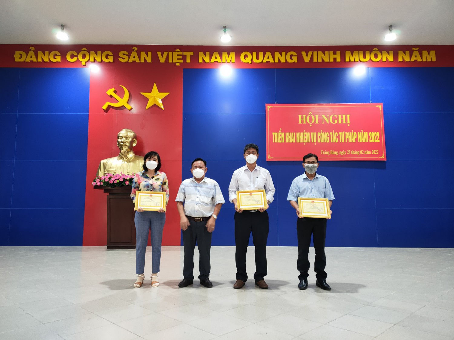 Đồng chí Hà Minh Dảo trao quyết định khen thưởng cho UBND phường An Tịnh, UBND xã Đôn Thuận, UBND xã Phước Bình