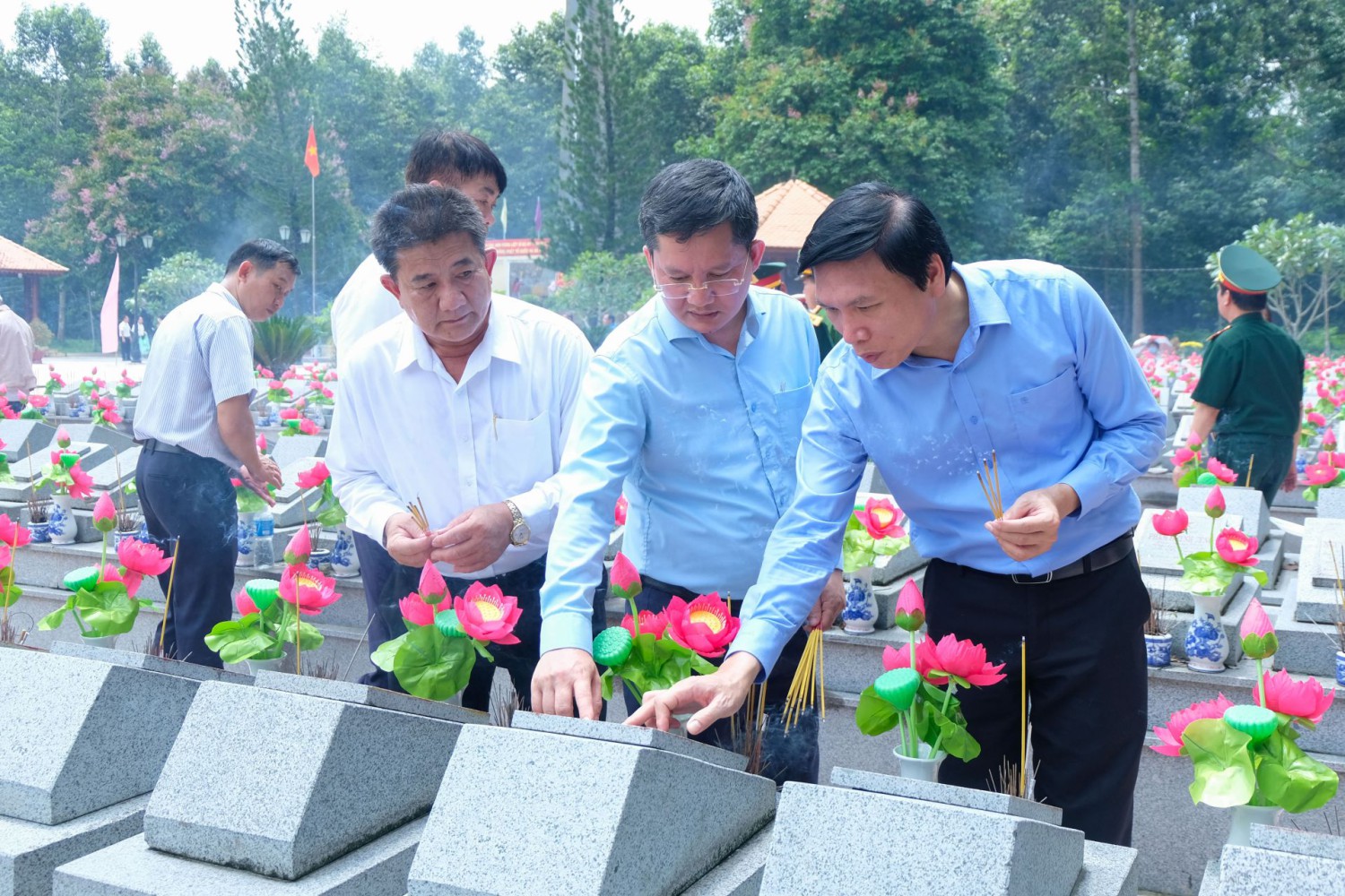 Lãnh đạo thành phố Hải Phòng và Thị ủy Trảng Bàng thắp hương tại phần mộ của liệt sĩ quê ở thành phố Hải Phòng.