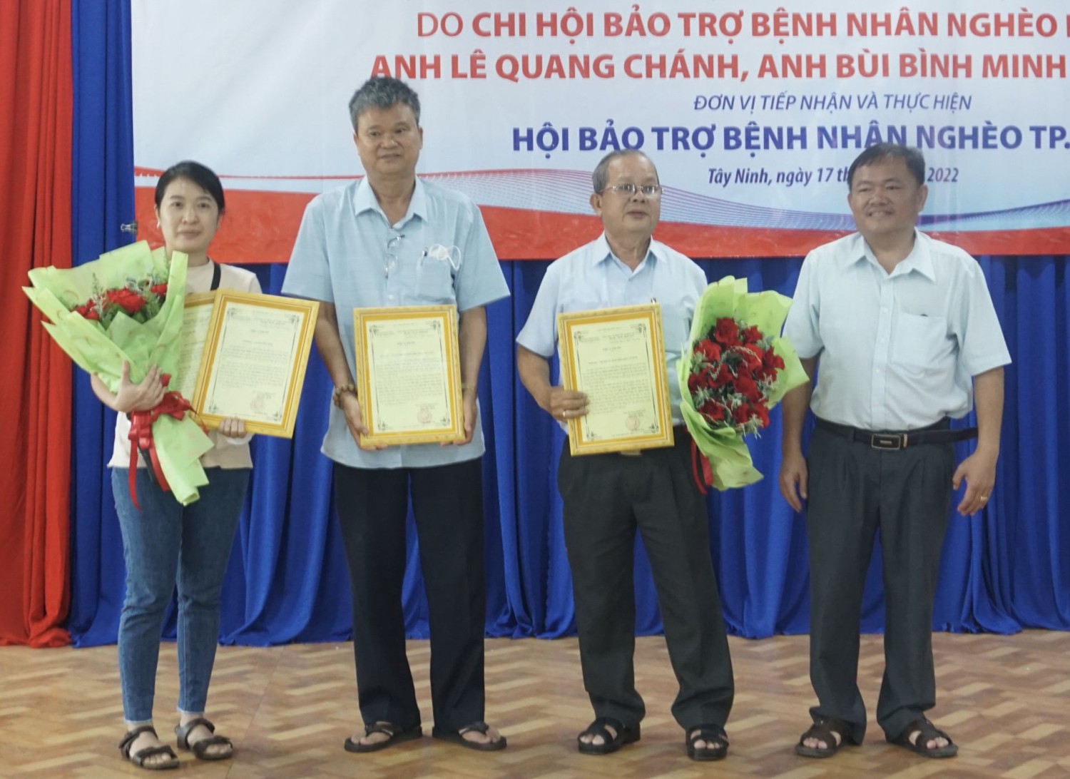 Ông Hà Minh Dảo, Phó chủ tịch thị xã Trảng Bàng tặng hoa và thư cảm ơn cho đại diện các đơn vị tài trợ chương trình.