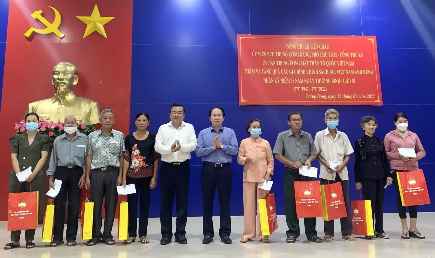 Ông Lê Tiến Châu và ông Phạm Hùng Thái tặng quà cho các gia đình chính sách trên địa bàn thị xã Trảng Bàng.
