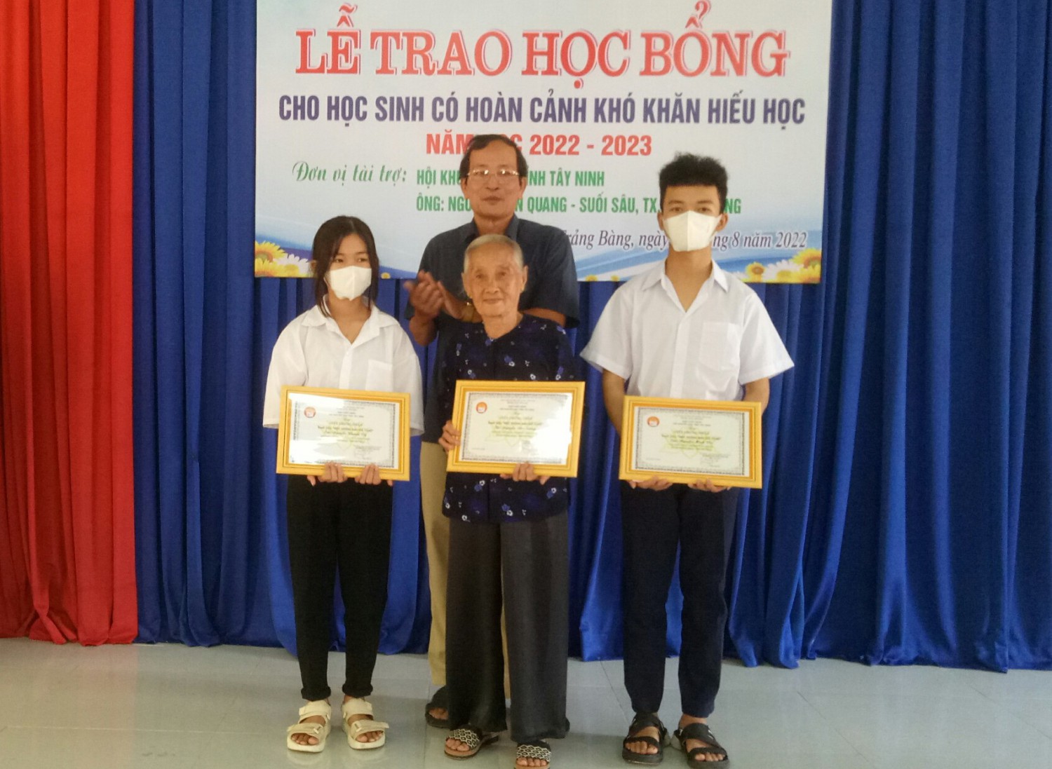 Ông Lê Minh Trọng- Chủ tịch Hội Khuyến học tỉnh trao học bổng cho các gương “Học không bao giờ cùng”