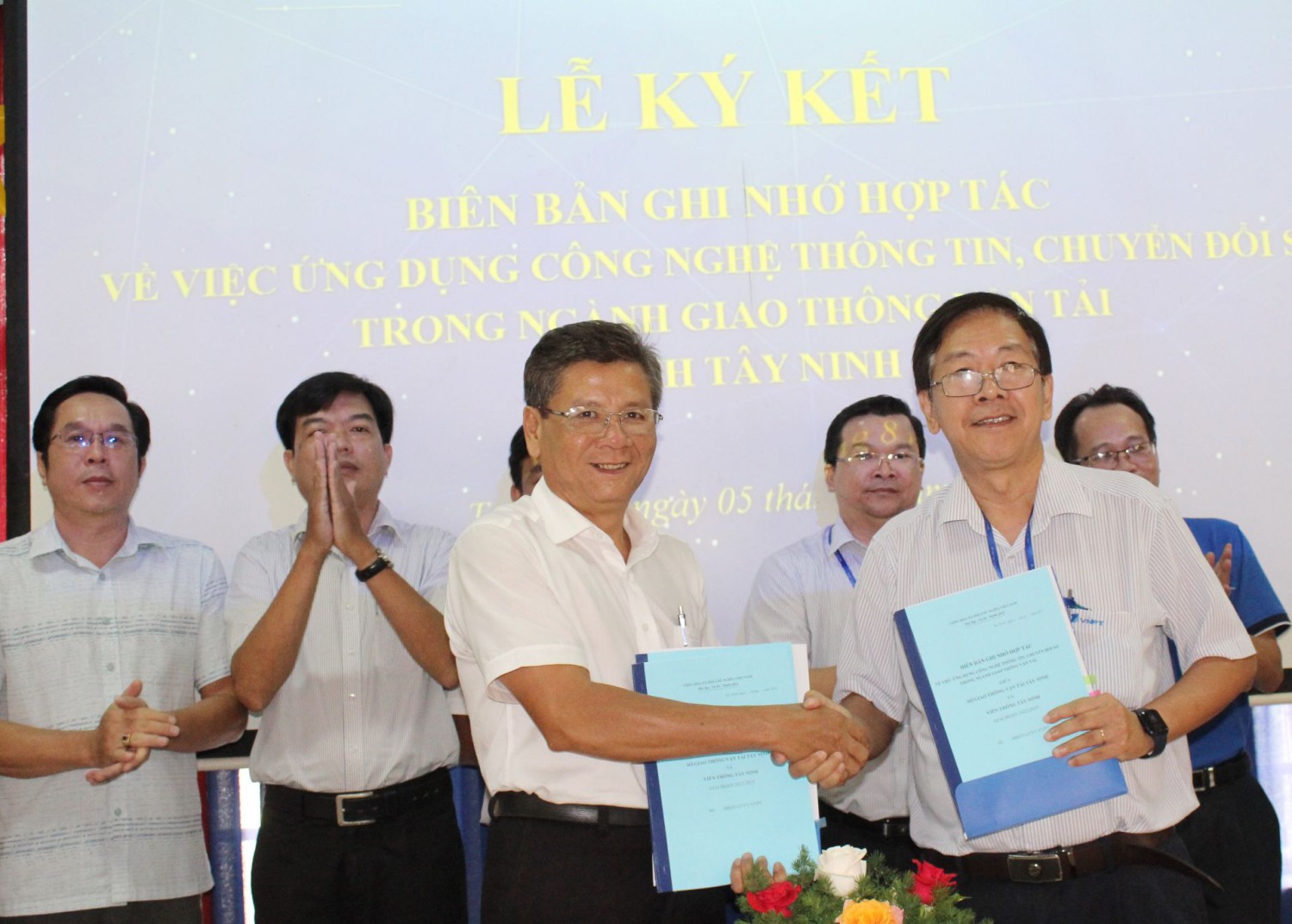 Ông Nguyễn Tấn Tài – Giám đốc Sở GTVT và ông Đặng Thanh Khải – Giám đốc VNPT Tây Ninh ký kết hợp tác ứng dụng công nghệ thông tin trong lĩnh vực GTVT.