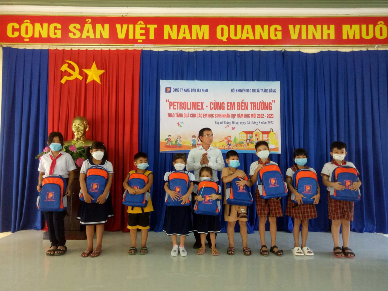 Đại diện Công ty xăng dầu Petrolimex Tây Ninh tặng quà cho các em học sinh