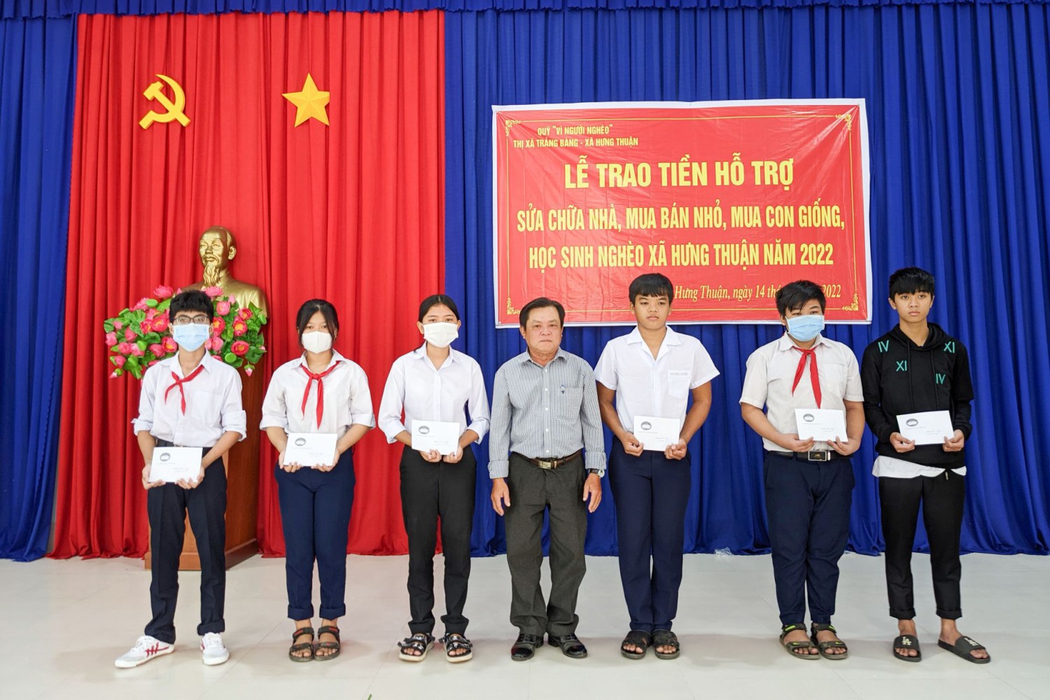 Đại diện Uỷ ban MTTQ Việt Nam thị xã Trảng Bàng trao tặng tiền hỗ trợ cho các em học sinh nghèo, có hoàn cảnh khó khăn ở xã Hưng Thuận.
