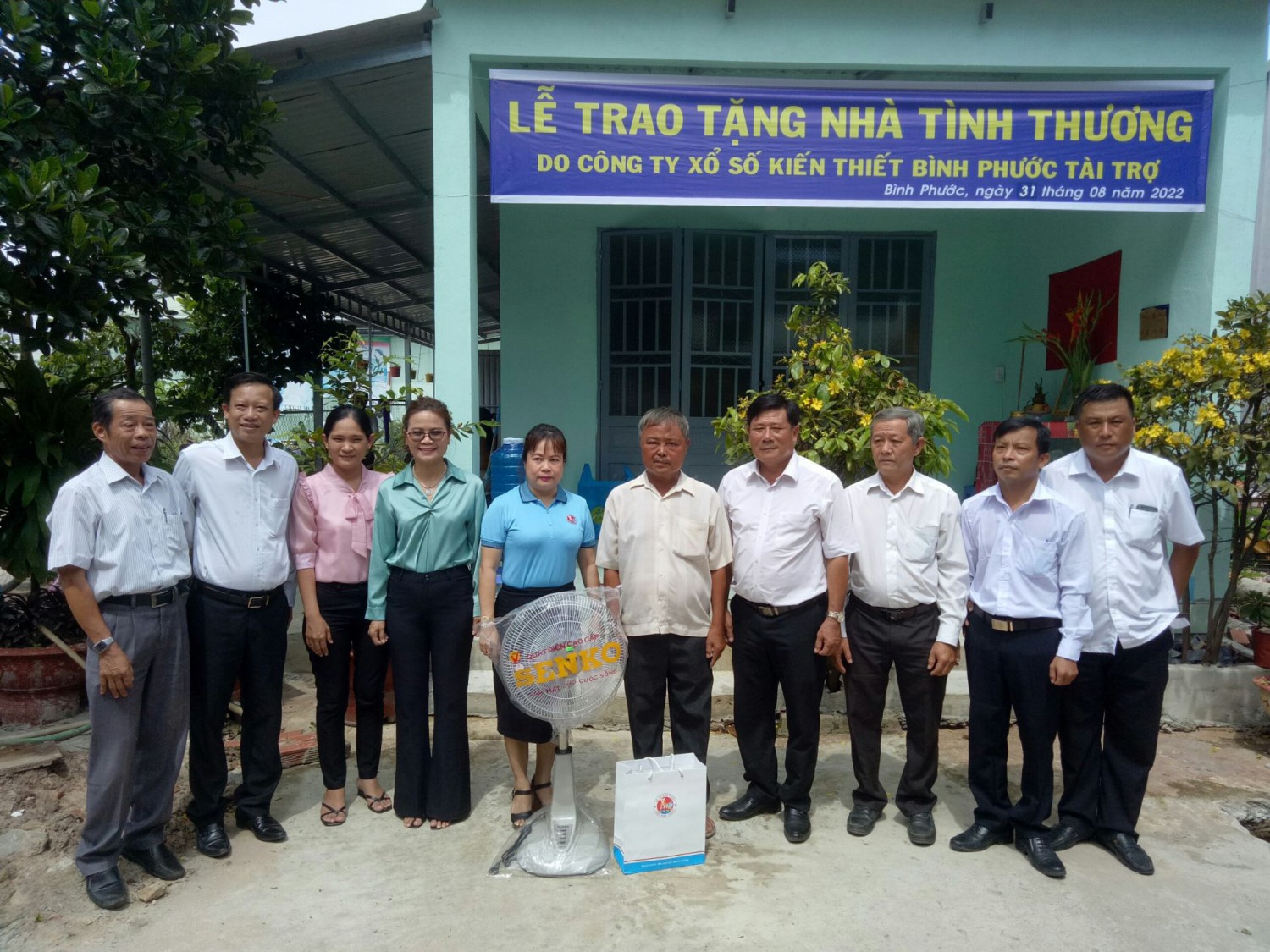 Ông Trần Anh Minh - Chủ tịch UBND thị xã Trảng Bàng (bên trái) trao thư cám ơn cho đơn vị tài trợ