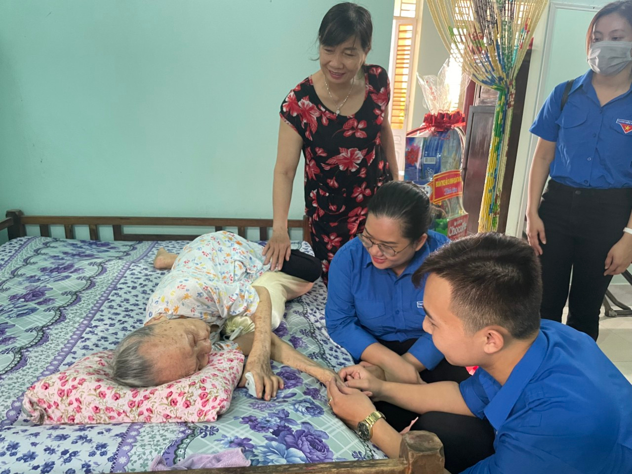 Đoàn đến thăm Mẹ VNAH Nguyễn Thị Phân