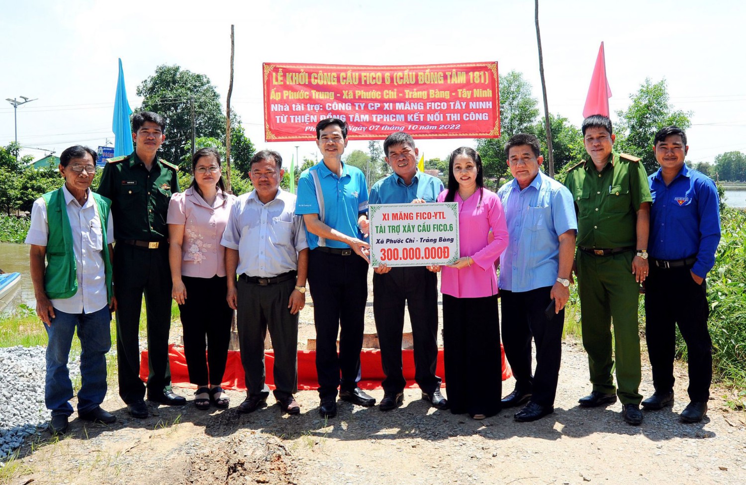 Các đại biểu chụp ảnh lưu niệm tại lễ khởi công Cầu FICO 6 tại ấp Phước Trung, xã Phước Chỉ.