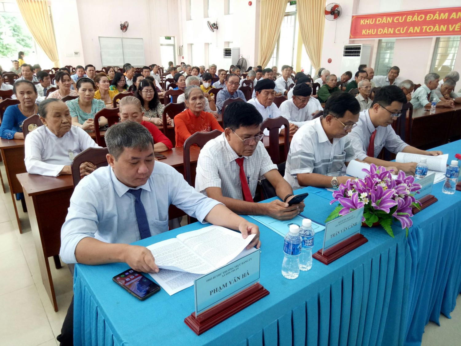 Các đại biểu tham dự ngày hội Đại đoàn kết toàn dân tộc tại xã Đôn Thuận.