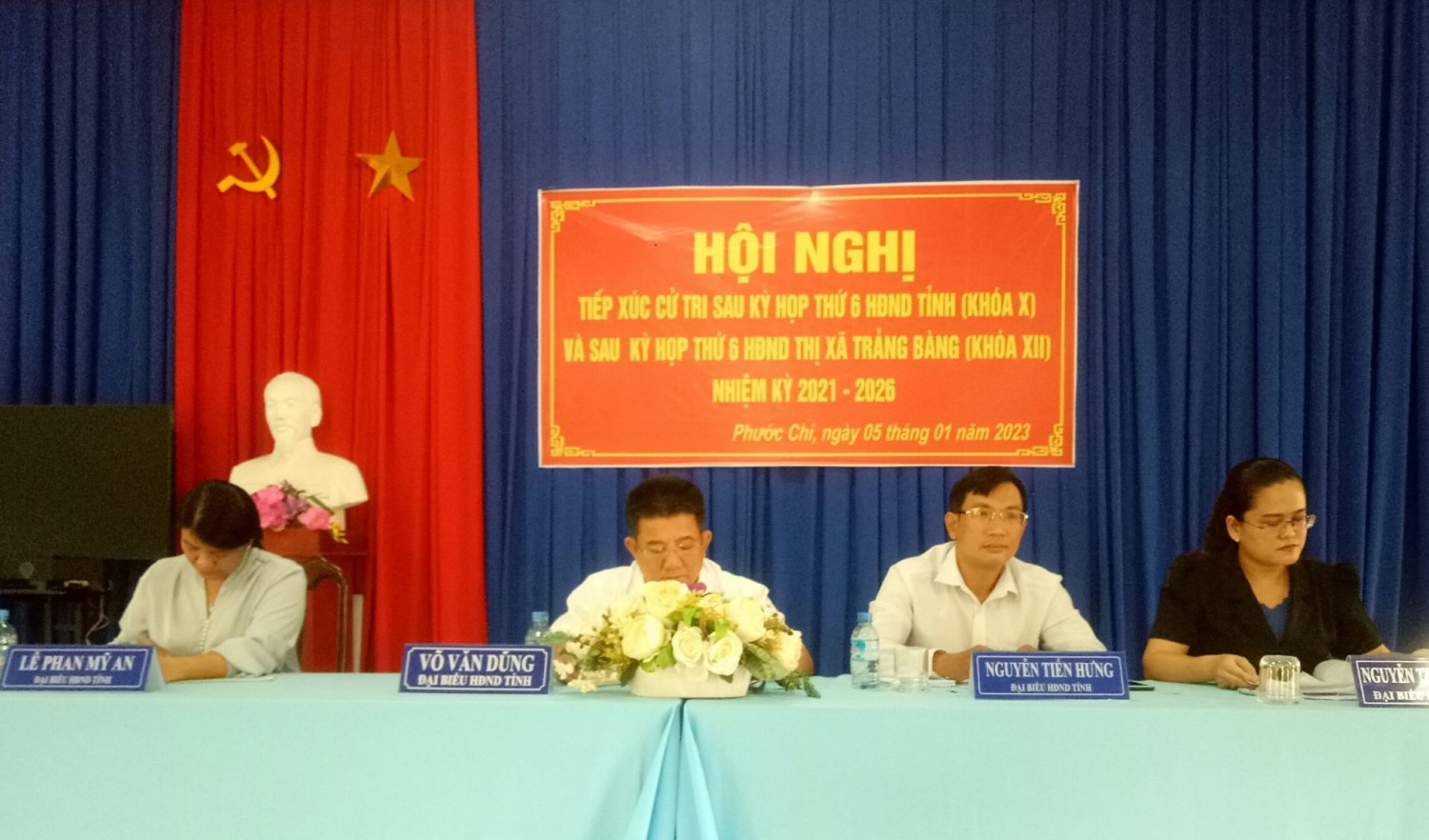 Đại biểu HĐND tỉnh, thị xã tại buổi tiếp xúc cử tri xã Phước Chỉ.