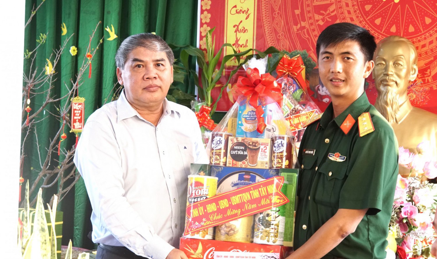 Phó Chủ tịch HĐND tỉnh Nguyễn Thanh Phong tặng quà Tết của tỉnh cho CBCS Đại đội Bộ binh 54 thuộc Ban Chỉ huy Quân sự Thị xã Trảng Bàng.