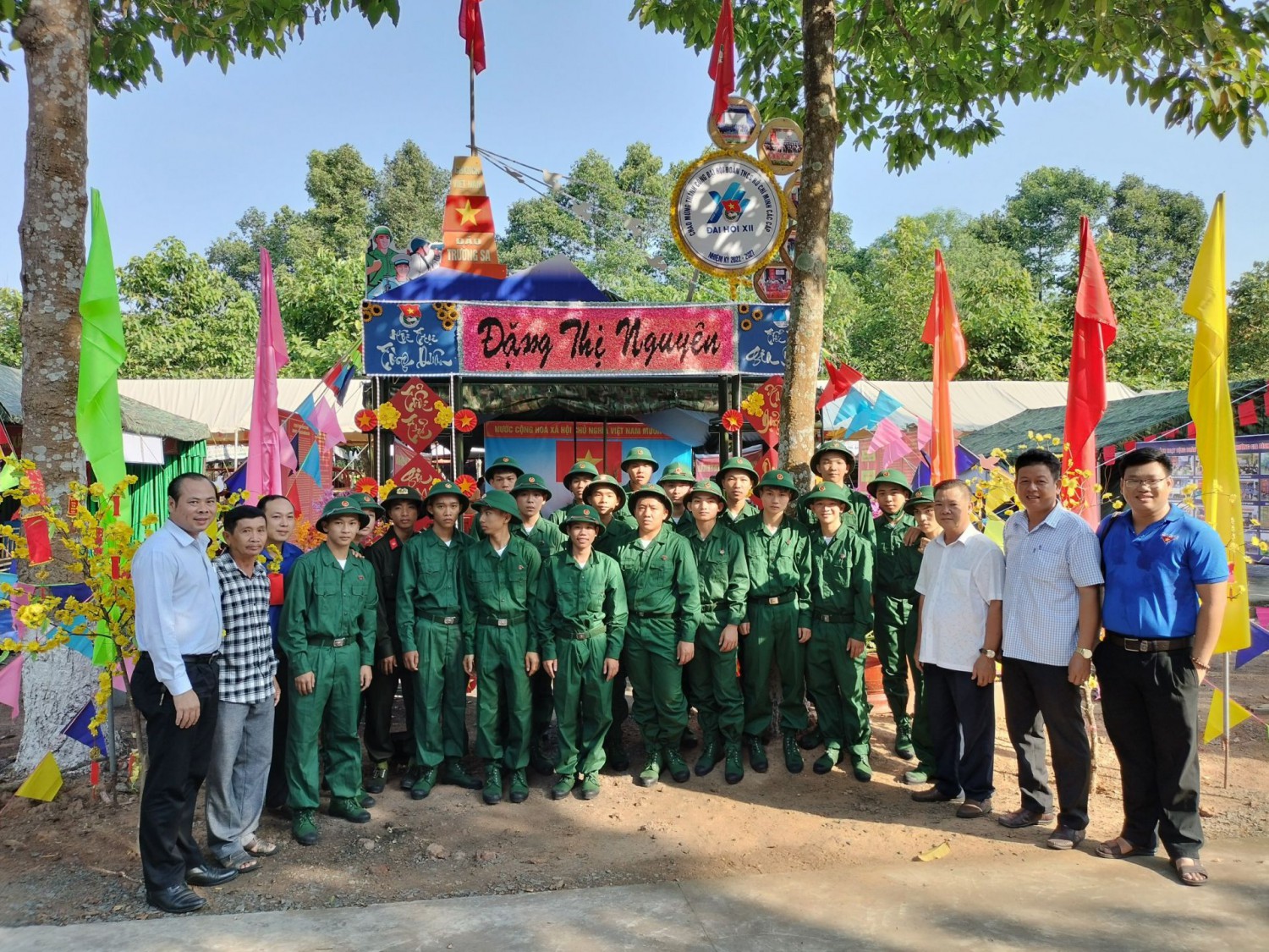 Đại biểu chụp ảnh lưu niệm cùng thanh niên nhập ngũ trước cổng tiểu trại Đặng Thị Nguyên (phường Gia Bình, thị xã Trảng Bàng)