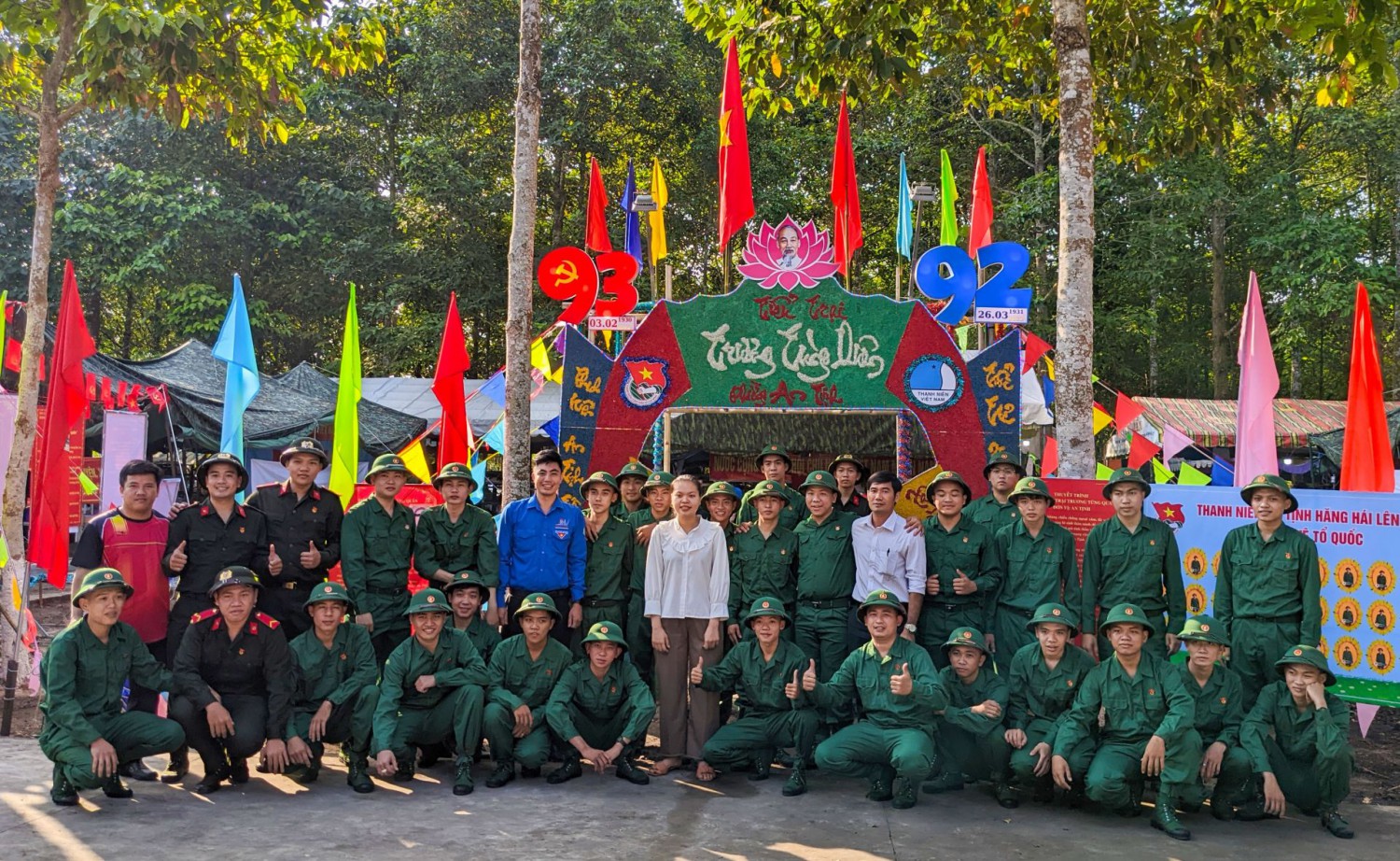 Lãnh đạo phường An Tịnh cùng các tân binh chụp ảnh lưu niệm tại tiểu trại