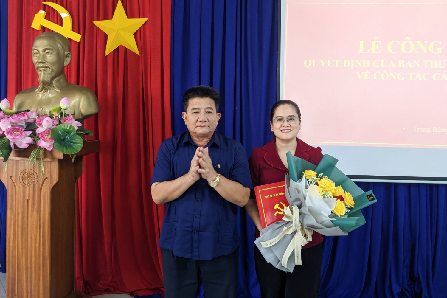 Bí thư Thị ủy Trảng Bàng Võ Văn Dũng trao quyết định bổ nhiệm Trưởng Ban Tuyên giáo Thị ủy cho bà Nguyễn Thị Thủy Cúc