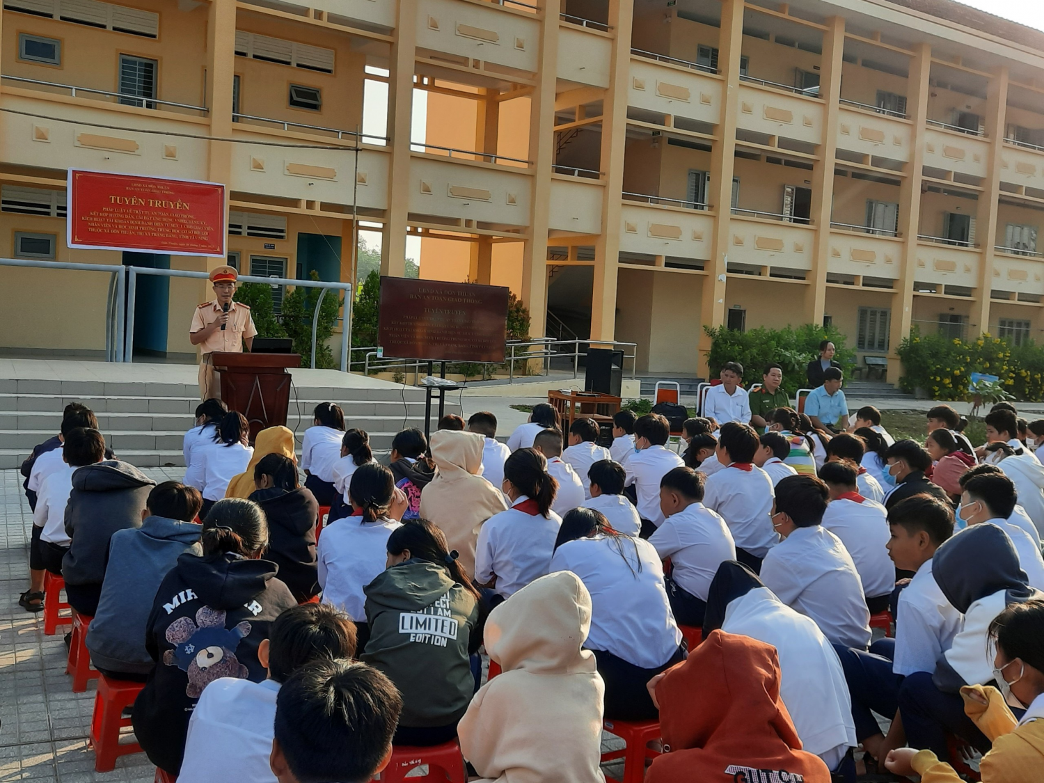Đ/c Nguyễn Khánh Tâm – Báo cáo viên pháp luật Công an thị xã triển khai tại Hội nghị.