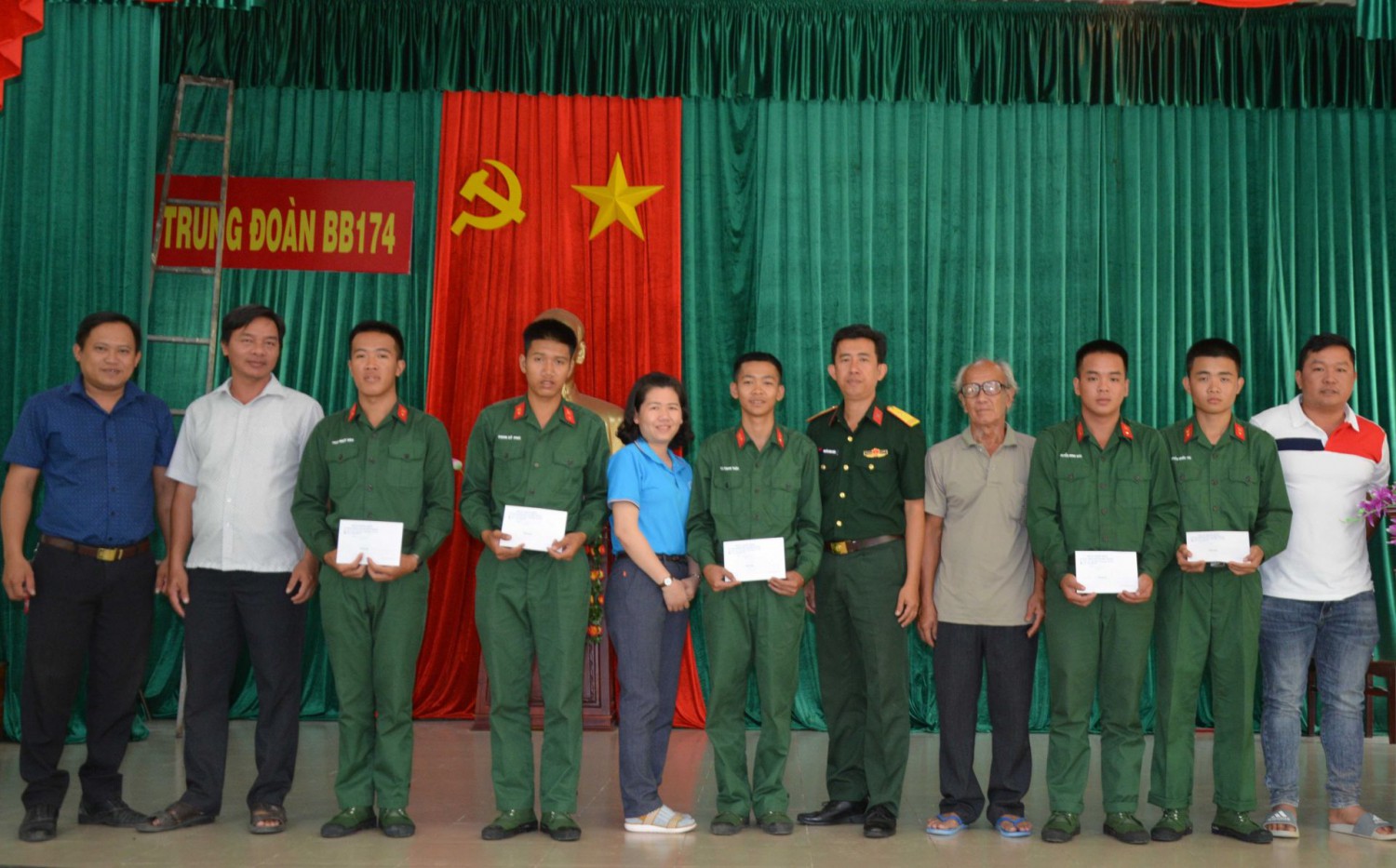 Hội đồng nghĩa vụ quân sự xã Đôn Thuận, thị xã Trảng Bàng tặng quà cho chiến sĩ mới là con, em địa phương
