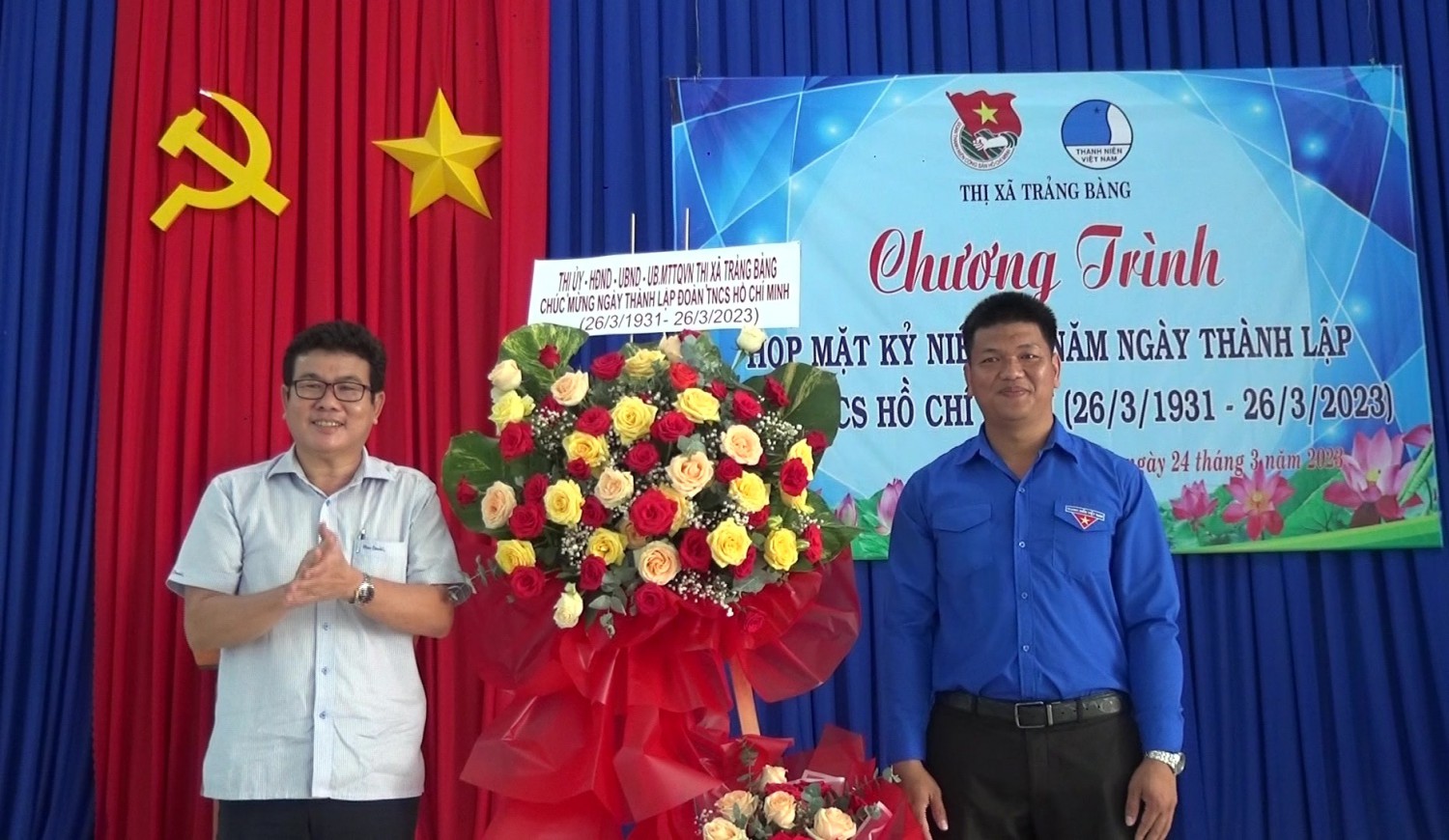 Ông Hồ Văn Hồng- Phó Bí thư Thường trực Thị uỷ, Chủ tịch HĐND Thị xã (bên trái) tặng hoa chúc mừng cán bộ, ĐVTN Thị xã