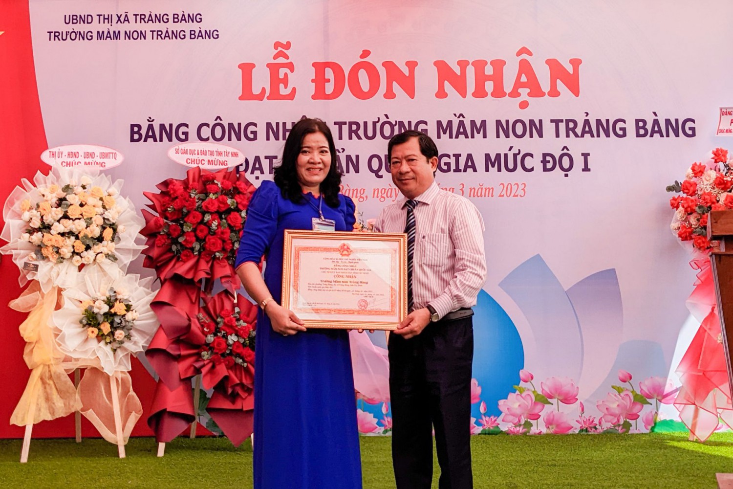 Ông Phạm Ngọc Hải- Giám đốc Sở Giáo dục và Đào tạo trao Bằng công nhận trường đạt chuẩn quốc gia mức độ I cho lãnh đạo Trường mầm non Trảng Bàng