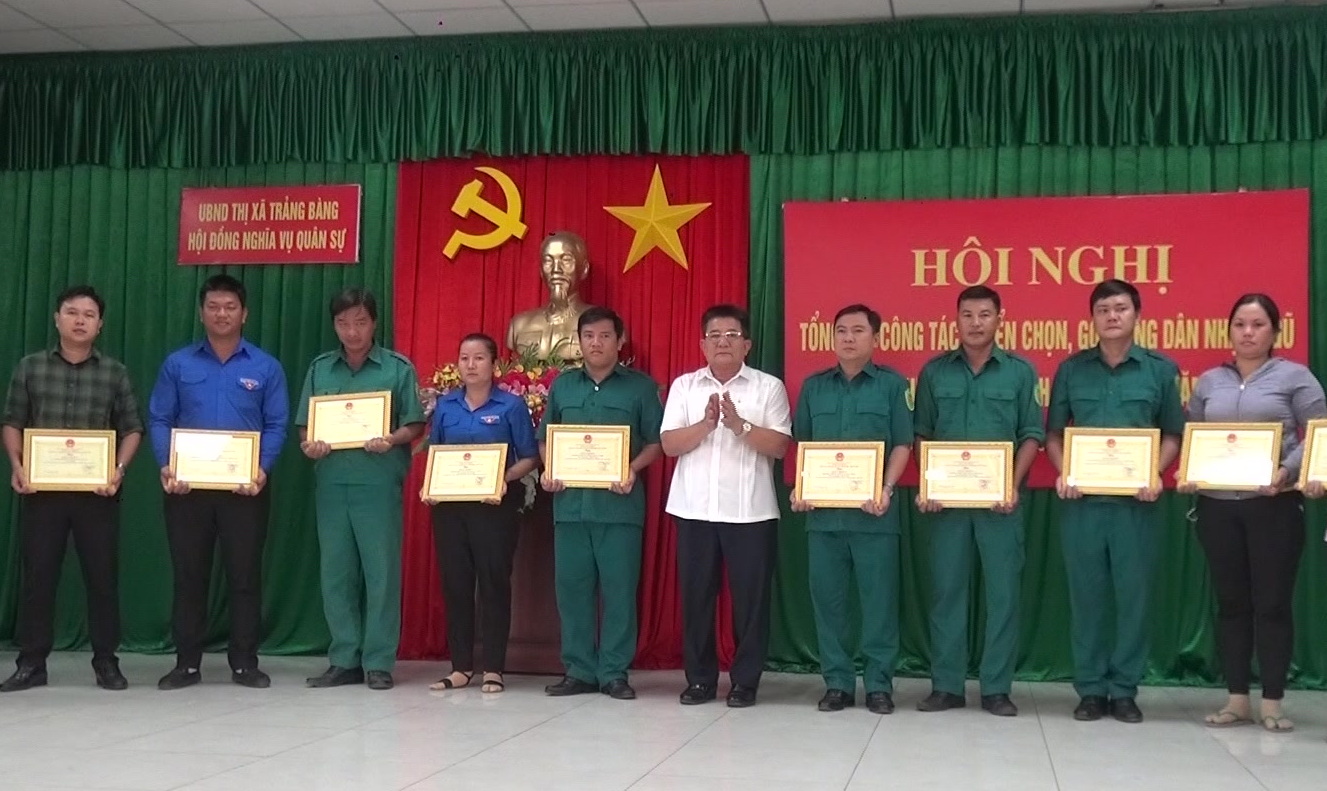 Ông Võ Văn Dũng- Bí thư Thị ủy trao giấy khen cho các tập thể, cá nhân có thành tích xuất sắc trong công tác tuyển chọn, gọi công dân nhập ngũ năm 2023