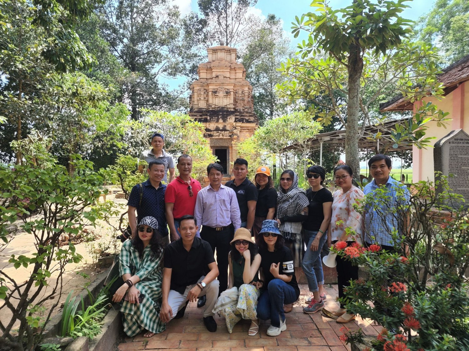 Đoàn Diễn đàn Doanh nghiệp Du lịch vừa và nhỏ Việt Nam, khu vực miền Bắc tham quan tháp cổ Bình Thạnh ở xã Phước Bình, thị xã Trảng Bàng - Ảnh Đức An