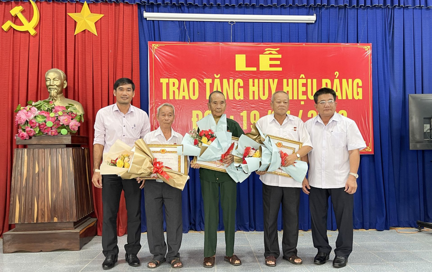 Bí thư Thị uỷ Võ Văn Dũng trao Huy hiệu Đảng cho các đảng viên tại phường An Tịnh.