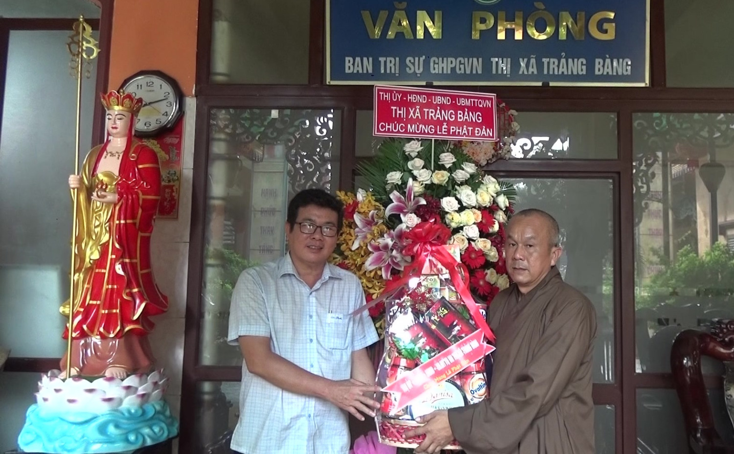 Ông Hồ Văn Hồng- Phó Bí thư Thường trực Thị uỷ, Chủ tịch Hội đồng nhân dân thị xã Trảng Bàng (bên trái) trao quà cho Ban Trị sự Giáo hội Phật giáo Việt Nam Thị xã.