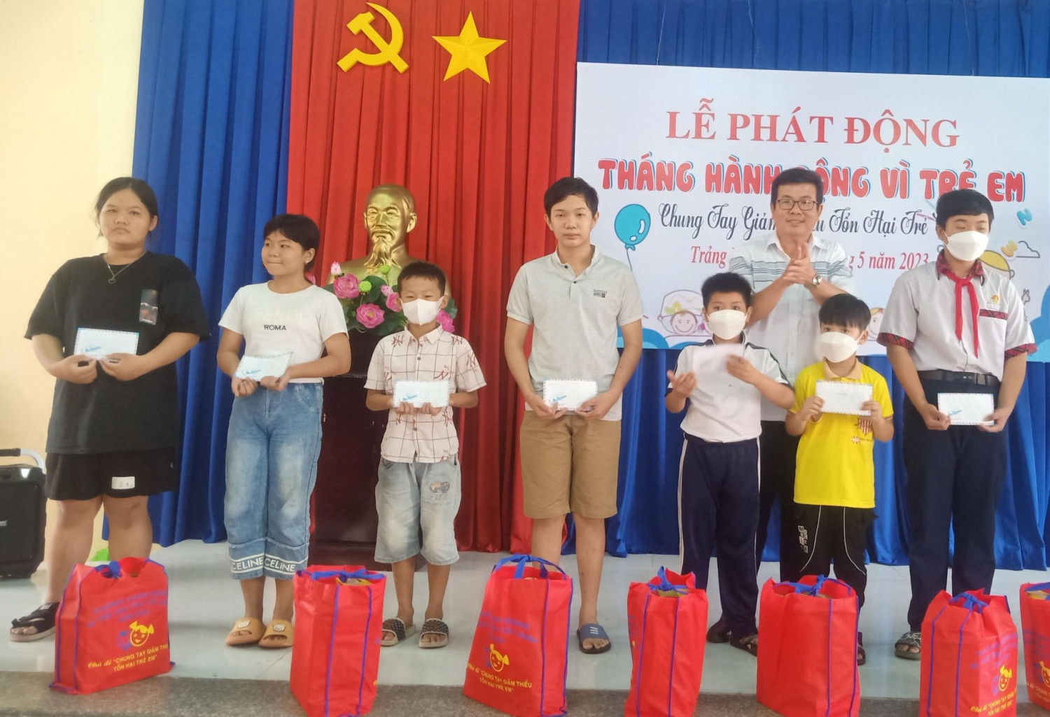 Ông Hồ Văn Hồng- Phó Bí thư Thường trực Thị uỷ, Chủ tịch HĐND Thị xã tặng quà cho các em thiếu nhi có hoàn cảnh khó khăn