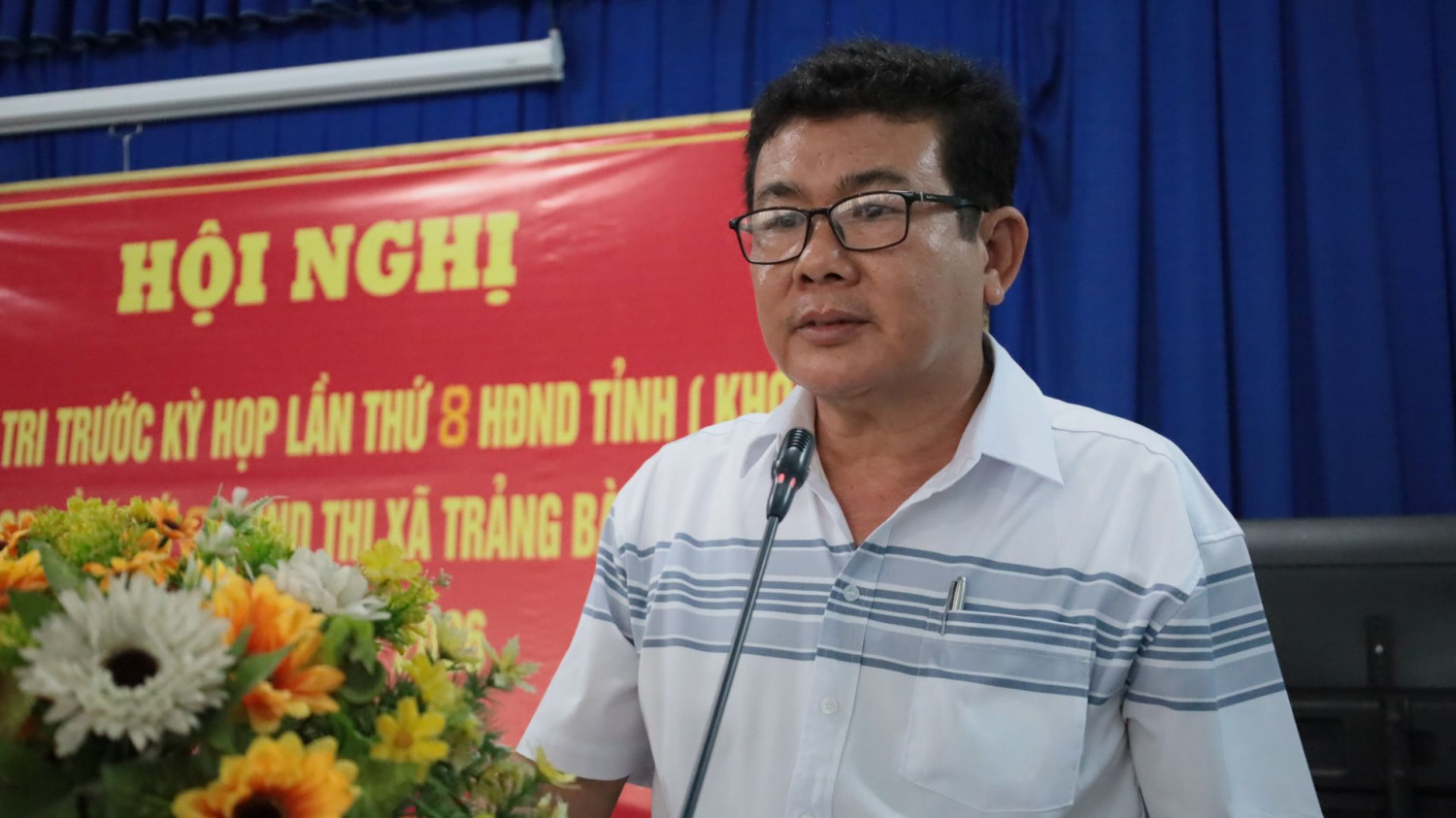 Ông Hồ Văn Hồng - Phó Bí thư Thường trực Thị uỷ, Chủ tịch Hội đồng nhân dân thị xã Trảng Bàng trả lời một số ý kiến của cử tri tại buổi tiếp xúc