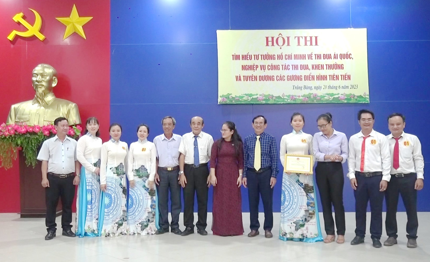 Ông Nguyễn Hữu Ngân- Phó Giám đốc Sở Nội vụ, Phó Chủ tịch Thường trực Hội đồng Thi đua - Khen thưởng tỉnh (thứ 5, từ phải qua) trao giải nhất cho các đơn vị.