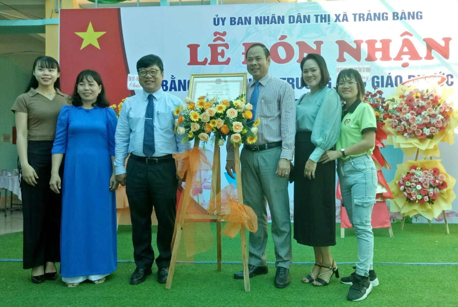 Ông Bùi Tuấn Hải- Phó Giám đốc Sở Giáo dục và Đào tạo (thứ ba từ trái qua) trao bằng công nhận cho Trường mẫu giáo Phước Chỉ.