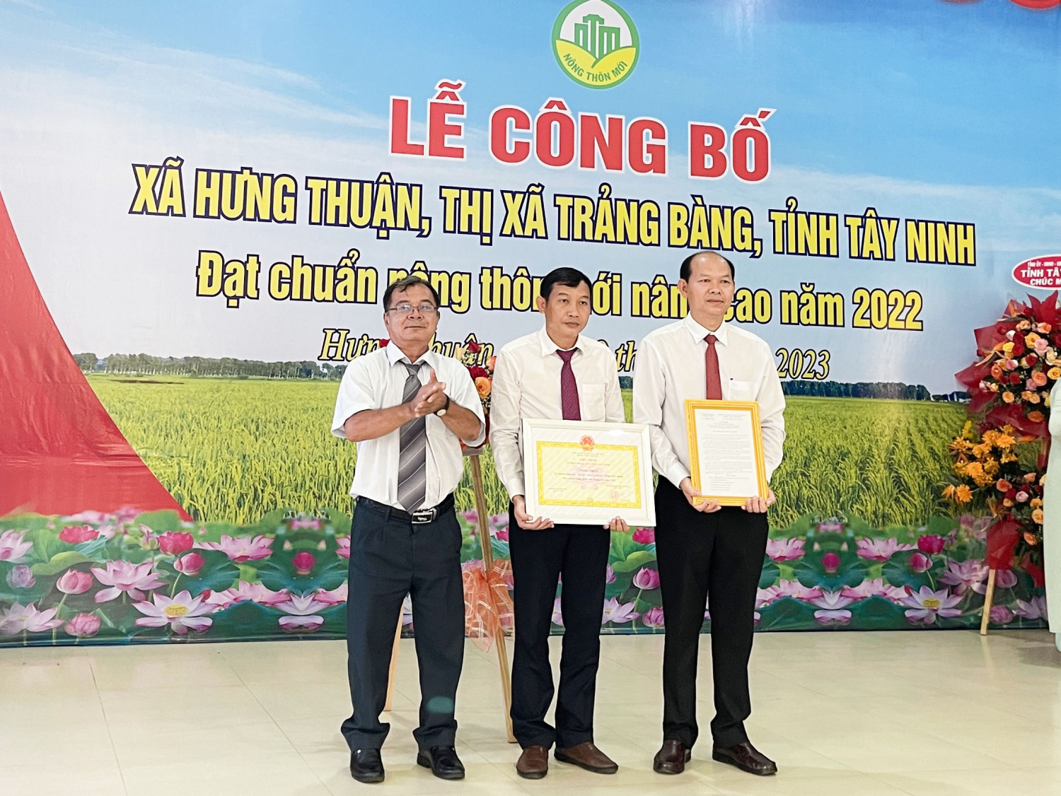 Ông Nguyễn Văn Mấy – Phó Giám đốc Sở Nông nghiệp và Phát triển nông thôn tỉnh trao bằng công nhận xã đạt chuẩn nông thôn mới nâng cao cho xã Hưng Thuận.